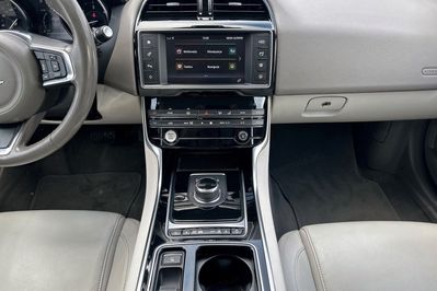 Jaguar XE D Prestige