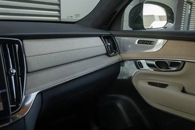 Volvo XC90 T8 AWD Plug-In Hybrid Ultra Dark