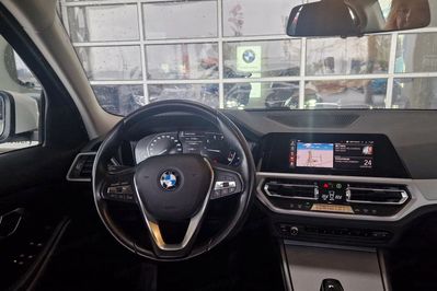 BMW Seria 3 318i Advantage aut