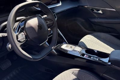 Peugeot 208 Allure 1.2 mHEV e-DCS6