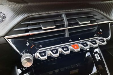 Peugeot 2008 GT Exclusive e-DCS6 1.2 PureTech mHEV