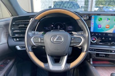 Lexus RX 450h+ Omotenashi