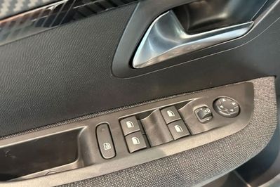 Peugeot 208 Edition e-DCS6 1.2 mHEV