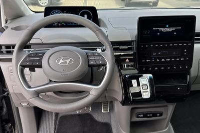 Hyundai Staria 1.6 T-GDI HEV Luxury aut