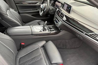 BMW Seria 7 750i xDrive M Sport