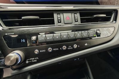 Lexus ES 300h Business Edition 2.5 E-CVT