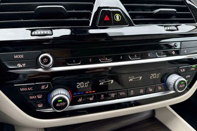 BMW Seria 5 530i xDrive Luxury Line aut