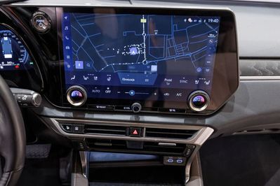 Lexus RX 450h+ Omotenashi