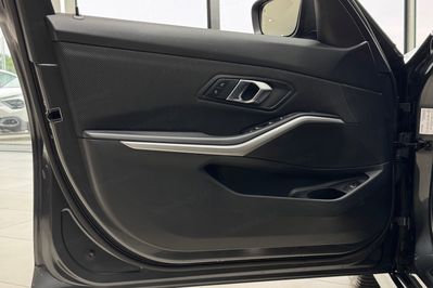 BMW Seria 3 318i Advantage aut