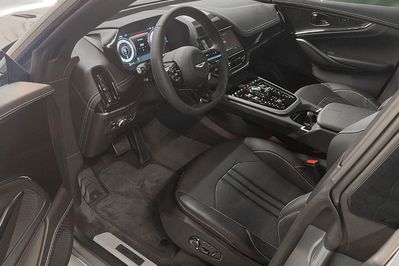 Aston Martin DBX 707
