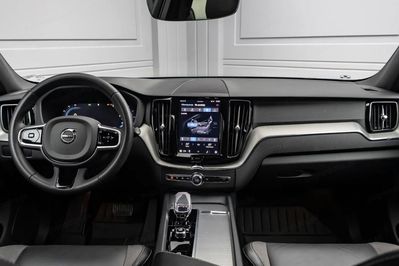 Volvo XC60 B4 D AWD Plus Dark