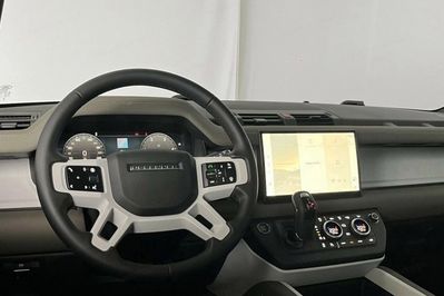 Land Rover Defender 110 D300 X-Dynamic SE
