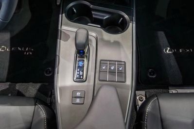 Lexus UX 300h F Sport Design