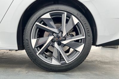 Peugeot 308 Allure 1.6 Hybrid e-EAT8
