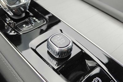 Volvo XC90 B5 AWD Ultra Black Edition