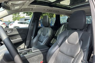 Volvo XC60 B5 B AWD Plus Dark