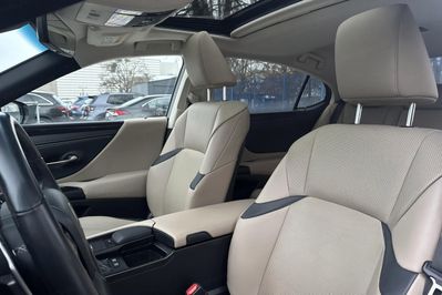 Lexus ES 300h Business Edition +