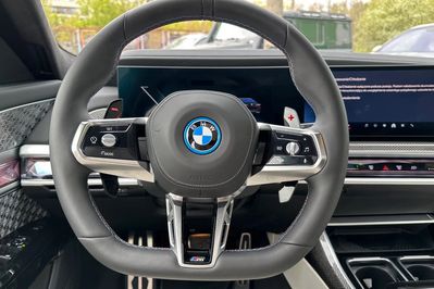 BMW Seria 7 M760e PHEV xDrive Individual Edition sport-aut