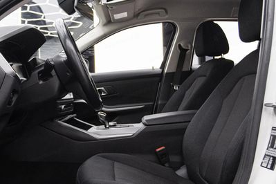 BMW Seria 3 318i Advantage aut