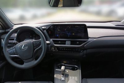 Lexus UX 300h F Sport Design