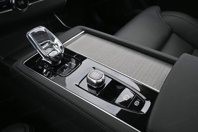 Volvo XC90 T8 AWD Plug-In Hybrid Ultra Dark 7os