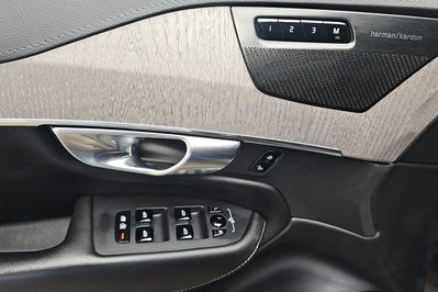Volvo XC90 T8 AWD Plug-In Hybrid Plus Dark 7OS