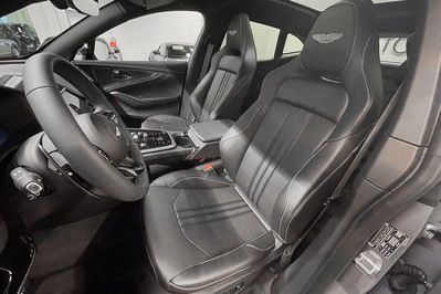Aston Martin DBX 707