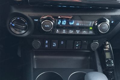 Toyota HiLux Double Cab SR5+ 4x4 AT