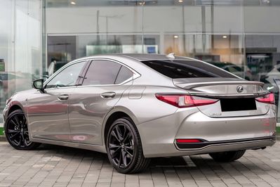 Lexus ES 300h F Sport Design 2.5 Hybrid