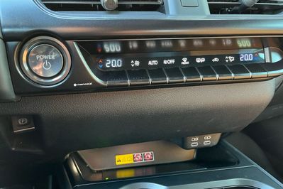 Lexus UX 300h F Sport Design