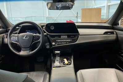 Lexus ES 300h F Sport Design 2.5 Hybrid