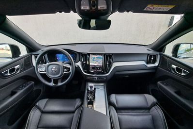 Volvo XC60 B5 B AWD Plus Dark aut