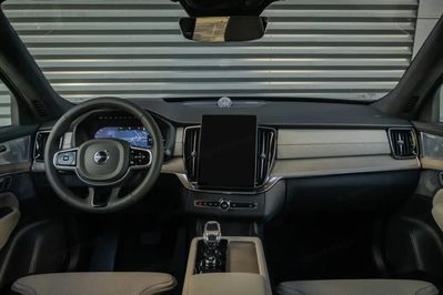 Volvo XC90 T8 AWD Plug-In Hybrid Ultra Dark