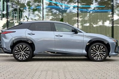 Lexus RZ 450e Omotenashi DIRECT4