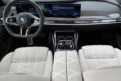 BMW Seria 7 M760e PHEV xDrive Individual Edition sport-aut