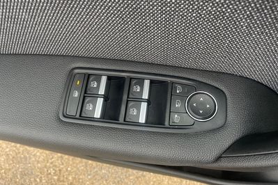 Renault Captur Techno 1.6 E-Tech Hybrid AT