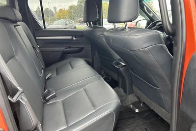 Toyota HiLux Double Cab Invincible 4x4 AT