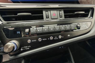 Lexus ES 300h Business Edition 2.5 E-CVT