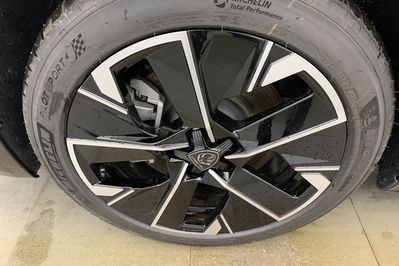 Peugeot 508 ALLURE 1.6 Hybrid e-EAT8