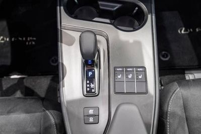 Lexus UX 300h Business