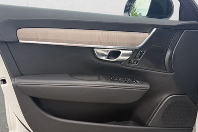 Volvo V90 T6 AWD Plug-In Hybrid Plus Dark