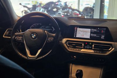 BMW Seria 3 318i Advantage aut