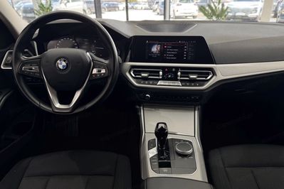 BMW Seria 3 318i Advantage aut