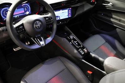 Alfa Romeo Junior 1.2 Ibrida Q4 eDCT