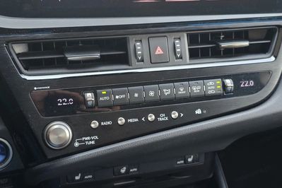 Lexus ES 300h Business Edition