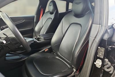 Aston Martin DBX V8