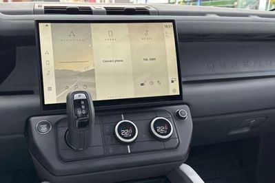 Land Rover Defender 90 D250 X-Dynamic SE