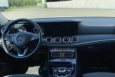 Mercedes Klasa E E 220 d  9G-TRONIC