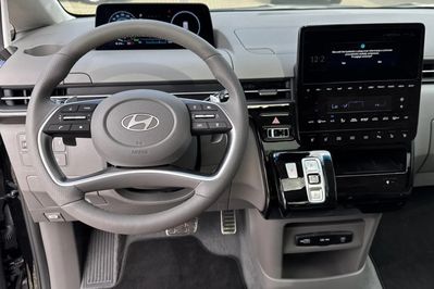 Hyundai Staria 1.6 T-GDI HEV Luxury aut
