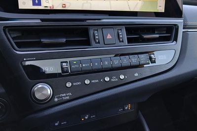 Lexus ES 300h Business Edition